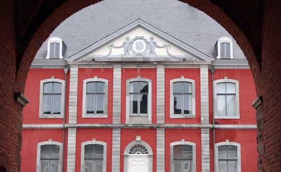 Eingang der Abtei von Stavelot, durch einen steinernen Bogen fotografiert