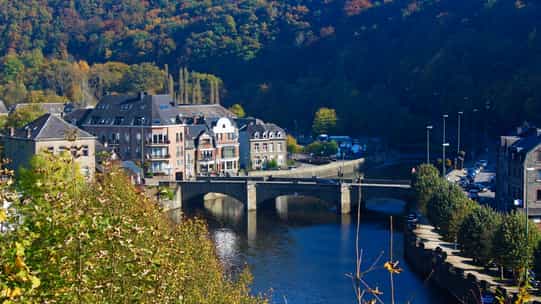 Blick auf La Roche-en-Ardenne mit der Brücke über die Ourthe