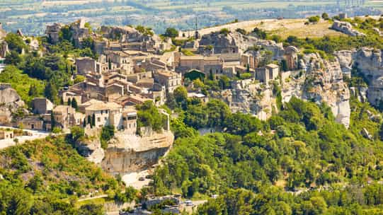 Panoramablick auf das historische Dorf Les Baux-de-Provence mit seinen Felsen und Burgruinen inmitten der Provence