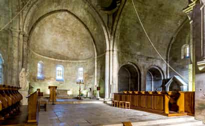 Innenaufnahme der Abbaye Notre-Dame de Sénanque mit schlichter romanischer Architektur und ruhiger Klosteratmosphäre.