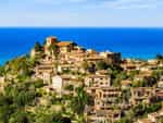 Panoramablick auf Deià mit der Cala Deià und dem Mittelmeer auf Mallorca