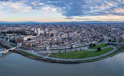 Panoramablick auf Avignon in der Provence mit historischer Architektur