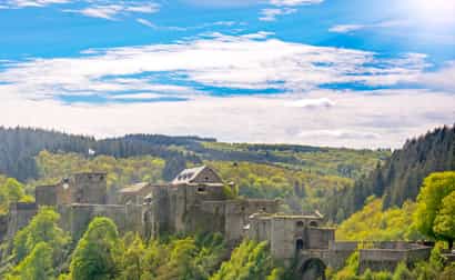 Panoramablick auf Bouillon bei sonnigem Wetter mit Stadt und umliegender Landschaft