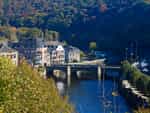 Blick auf La Roche-en-Ardenne mit der Brücke über die Ourthe