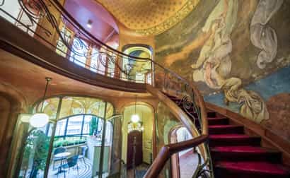 Innenaufnahme eines kunstvollen Art Nouveau Treppenhauses in Brüssel mit geschwungenen Linien und dekorativen Details