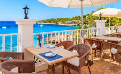 Terrasse mit Blick auf das Meer bei Cala Portinatx auf der Insel Ibiza