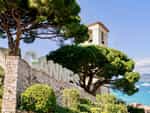 Die bekannten Cannes-Buchstaben neben der Kirche Notre-Dame d'Espérance in Cannes an der französischen Riviera.