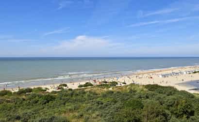 Belgische Küste in De Panne im Sommer mit Strand und Nordsee
