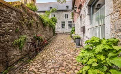 Kopfsteinpflastergasse im historischen Zentrum von Durbuy mit alten Steingebäuden
