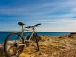 Fahrrad auf einem Felsen mit Blick auf das Meer an der Küste
