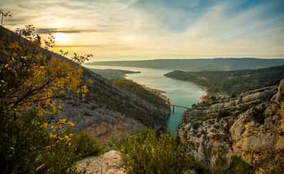 Panoramablick auf die Gorges du Verdon in Frankreich mit türkisfarbenem Fluss und Felsen