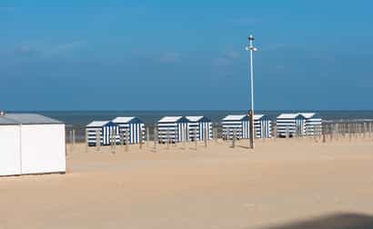 Strandhäuschen am Sandstrand von Koksijde mit Blick auf das Meer an der belgischen Küste