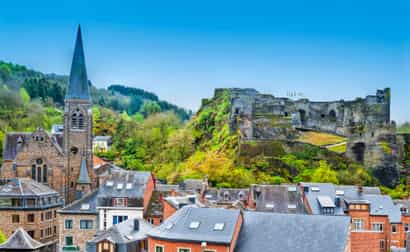 Blick auf die Kirche und die mittelalterliche Burg von La Roche-en-Ardenne in Belgien