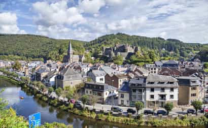 Blick auf La Roche-en-Ardenne mit Burg und Stadt in den belgischen Ardennen