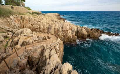 Klippenweg am Cap d’Antibes mit Blick aufs Meer, Teil des berühmten Sentier du Littoral (Millionärspfad)