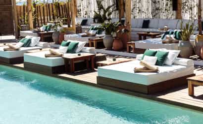 Die besten Beach Clubs in Saint-Tropez: so finden Sie den richtigen für Ihren Urlaub