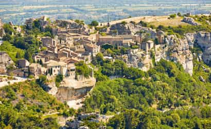 Panoramablick auf das historische Dorf Les Baux-de-Provence mit seinen Felsen und Burgruinen inmitten der Provence