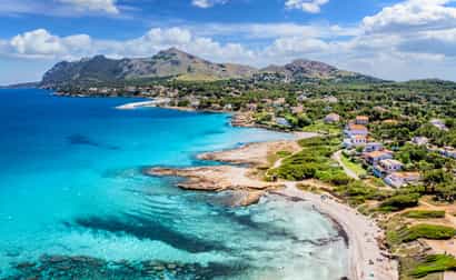 Luftaufnahme der Platja de Sant Pere bei Alcúdia auf Mallorca mit Strand und türkisfarbenem Wasser