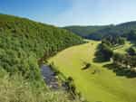 Blick auf den Mäander der Semois bei Cordemois, umgeben von bewaldeten Hügeln in den belgischen Ardennen