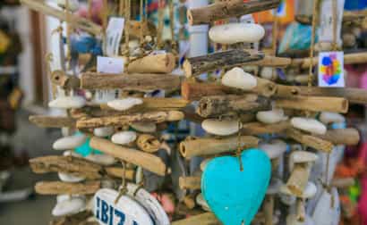 Typisches Ibiza-Souvenir: Dekoration aus Treibholz und Steinen im Boho-Stil
