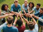 Team beim gemeinsamen Teambuilding in den Ardennen mit ineinandergelegten Händen