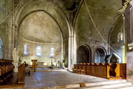 Innenaufnahme der Abbaye Notre-Dame de Sénanque mit schlichter romanischer Architektur und ruhiger Klosteratmosphäre.