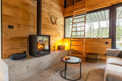 Entspannungsabend am Kamin – Wellnessurlaub im Ferienhaus mit Whirlpool und Sauna in Sourbrodt