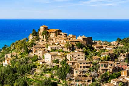 Panoramablick auf Deià mit der Cala Deià und dem Mittelmeer auf Mallorca