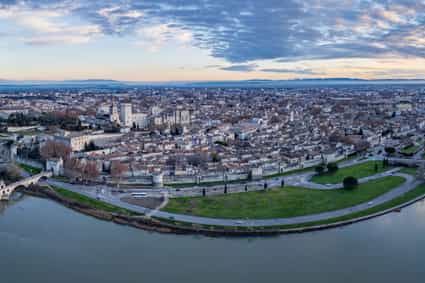 Panoramablick auf Avignon in der Provence mit historischer Architektur