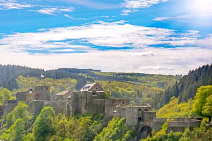 Panoramablick auf Bouillon bei sonnigem Wetter mit Stadt und umliegender Landschaft