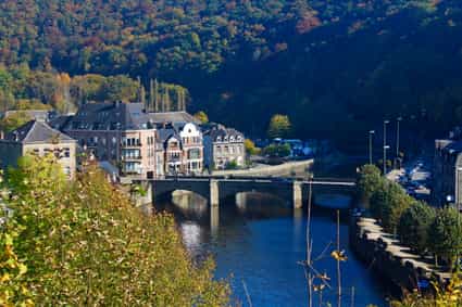 Blick auf La Roche-en-Ardenne mit der Brücke über die Ourthe