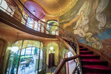 Innenaufnahme eines kunstvollen Art Nouveau Treppenhauses in Brüssel mit geschwungenen Linien und dekorativen Details