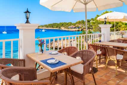Terrasse mit Blick auf das Meer bei Cala Portinatx auf der Insel Ibiza