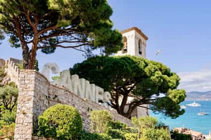 Die bekannten Cannes-Buchstaben neben der Kirche Notre-Dame d'Espérance in Cannes an der französischen Riviera.
