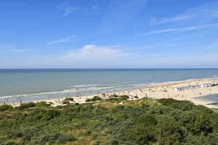 Belgische Küste in De Panne im Sommer mit Strand und Nordsee