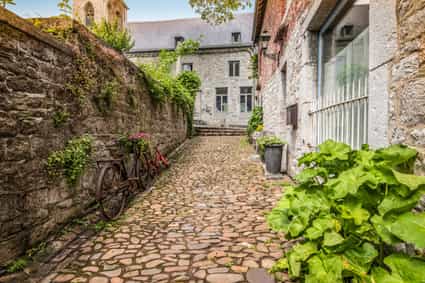 Kopfsteinpflastergasse im historischen Zentrum von Durbuy mit alten Steingebäuden