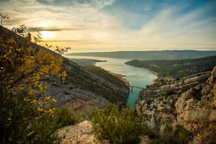 Panoramablick auf die Gorges du Verdon in Frankreich mit türkisfarbenem Fluss und Felsen