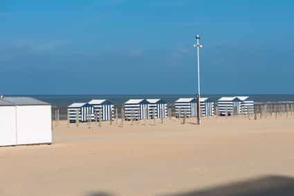 Strandhäuschen am Sandstrand von Koksijde mit Blick auf das Meer an der belgischen Küste