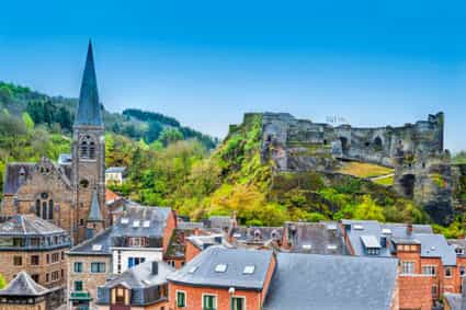 Blick auf die Kirche und die mittelalterliche Burg von La Roche-en-Ardenne in Belgien