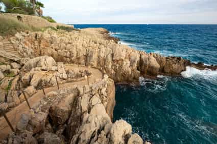 Klippenweg am Cap d’Antibes mit Blick aufs Meer, Teil des berühmten Sentier du Littoral (Millionärspfad)