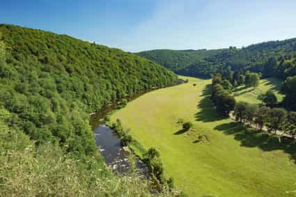 Blick auf den Mäander der Semois bei Cordemois, umgeben von bewaldeten Hügeln in den belgischen Ardennen