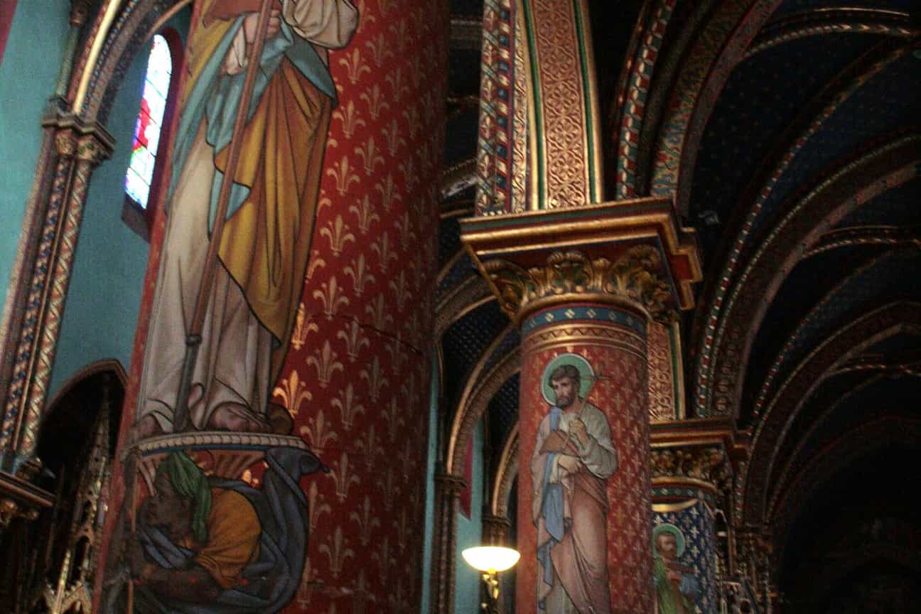 Innenaufnahme der Abbaye Saint-Michel de Frigolet mit kunstvoll bemalter Säule im Kirchenraum.