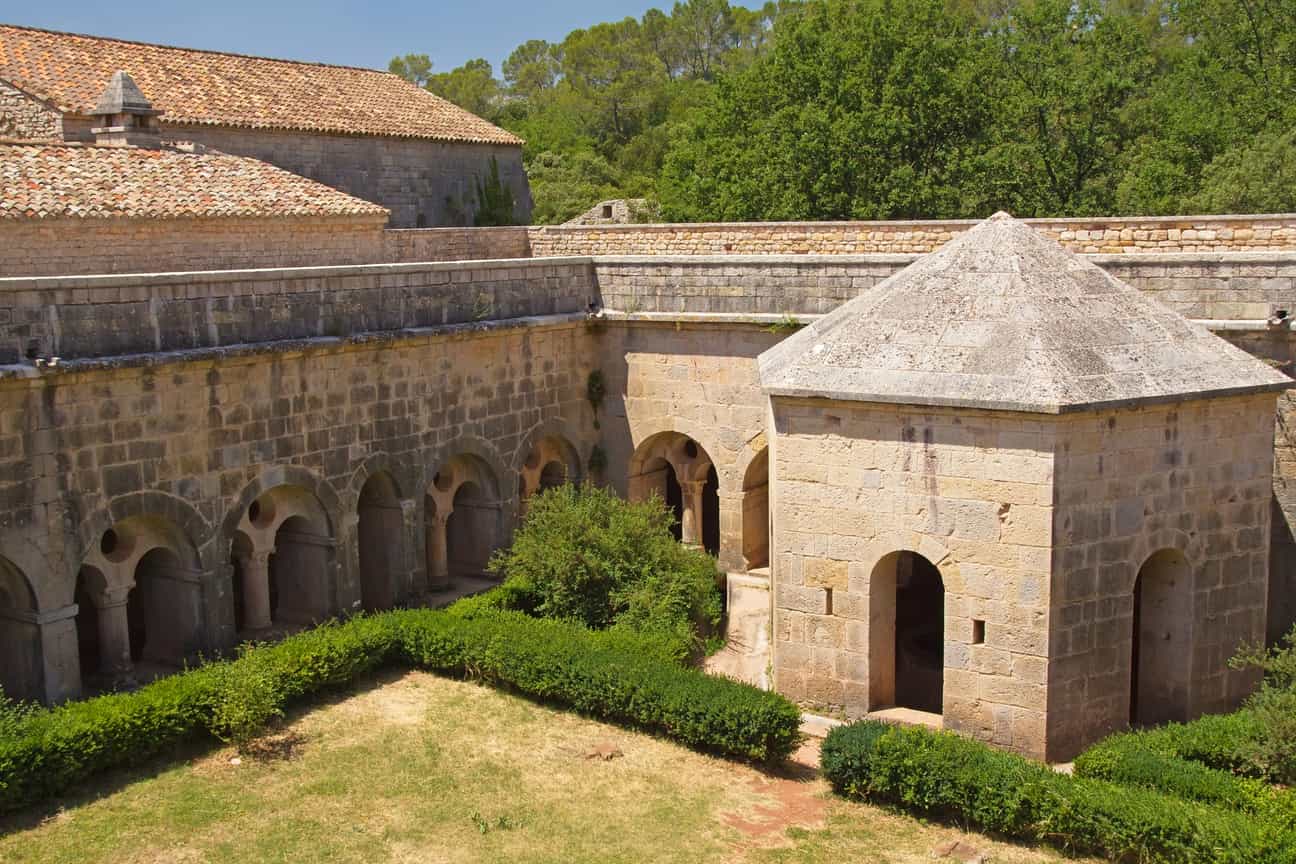 Innenhof der Abbaye du Thoronet in der Provence mit historischen Steinarkaden und ruhiger Klosteratmosphäre.