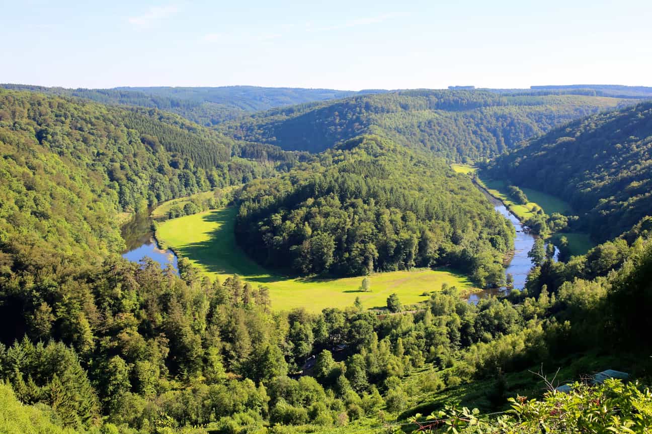 Panoramablick auf Frahan in den belgischen Ardennen mit markanter Schleife der Semois und grüner Hügellandschaft.
