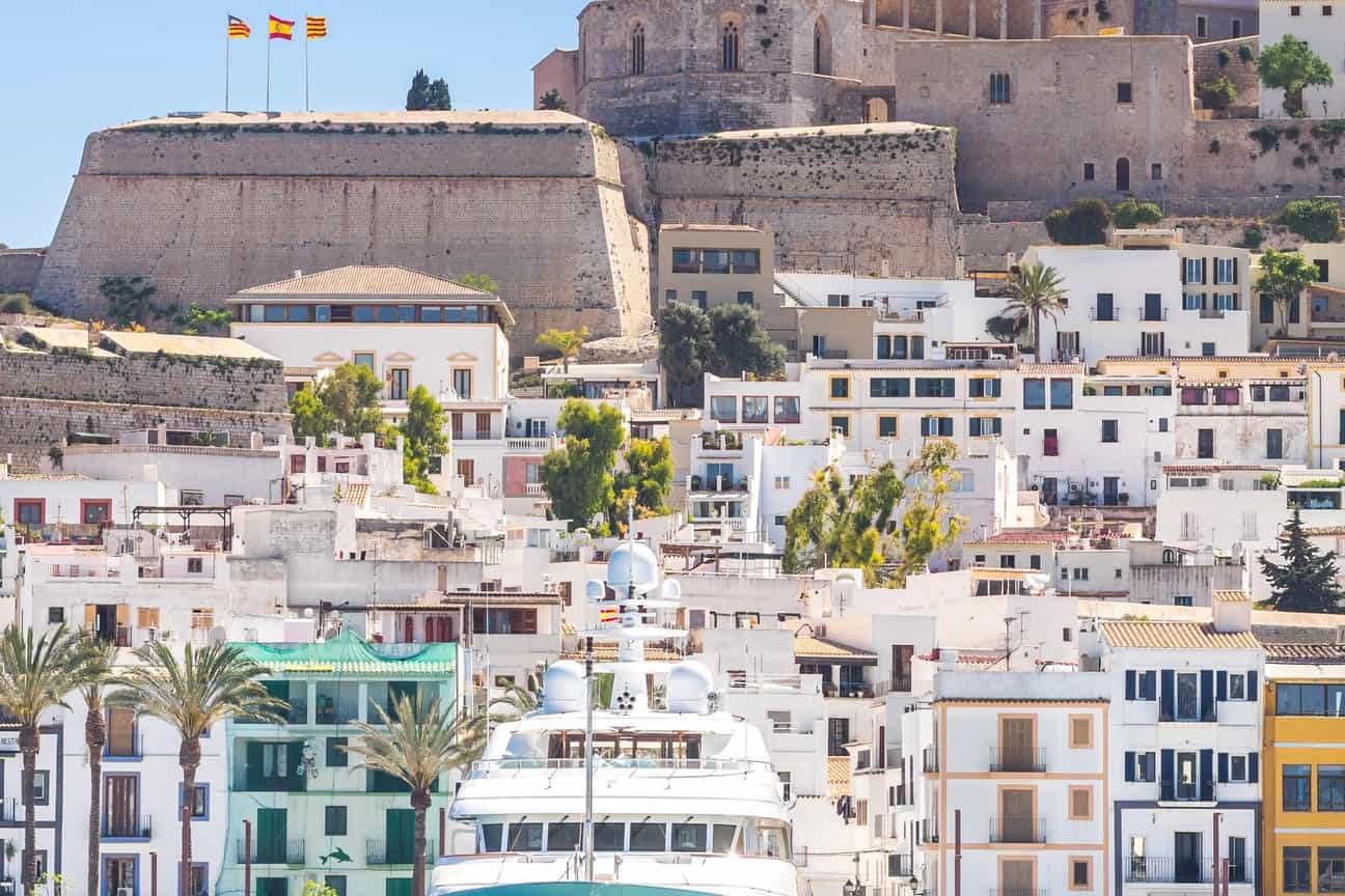 Kontrast Ibiza Luxus trifft Glaube