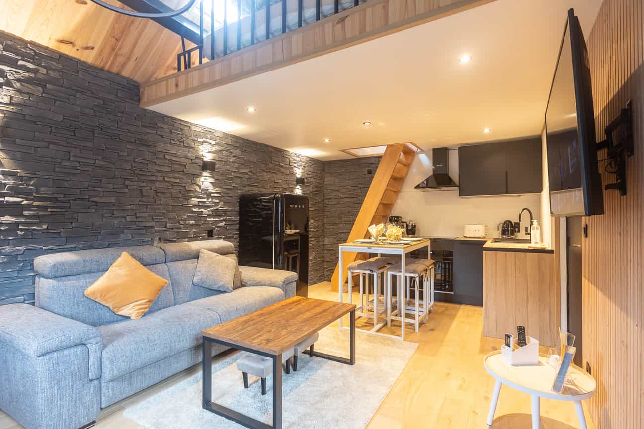 Modernes Interieur einer Luxus-Feriensuite mit offener Küche und gemütlichem Wohnbereich.