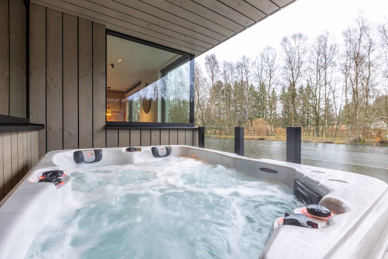 Privater Whirlpool auf der Terrasse mit Ausblick – Ferienhaus mit Whirlpool und Sauna in Sourbrodt