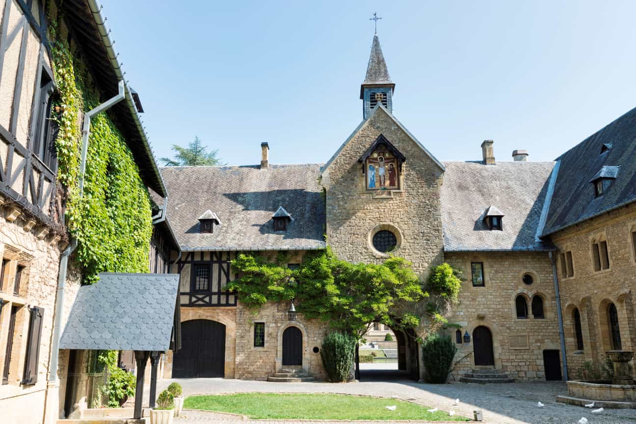 Historische Abtei Orval mit ihren Klostergebäuden in den belgischen Ardennen