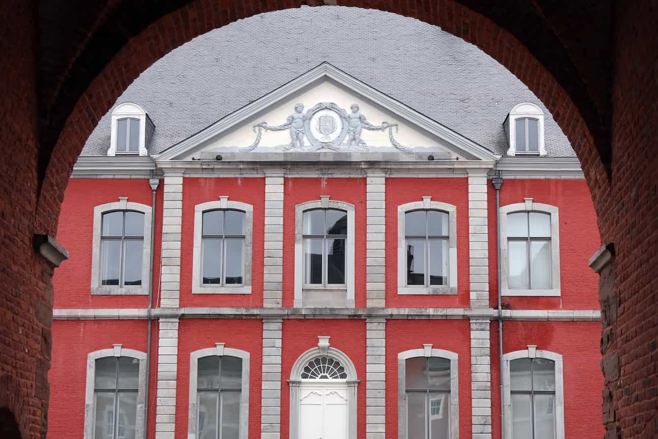 Eingang der Abtei von Stavelot, durch einen steinernen Bogen fotografiert