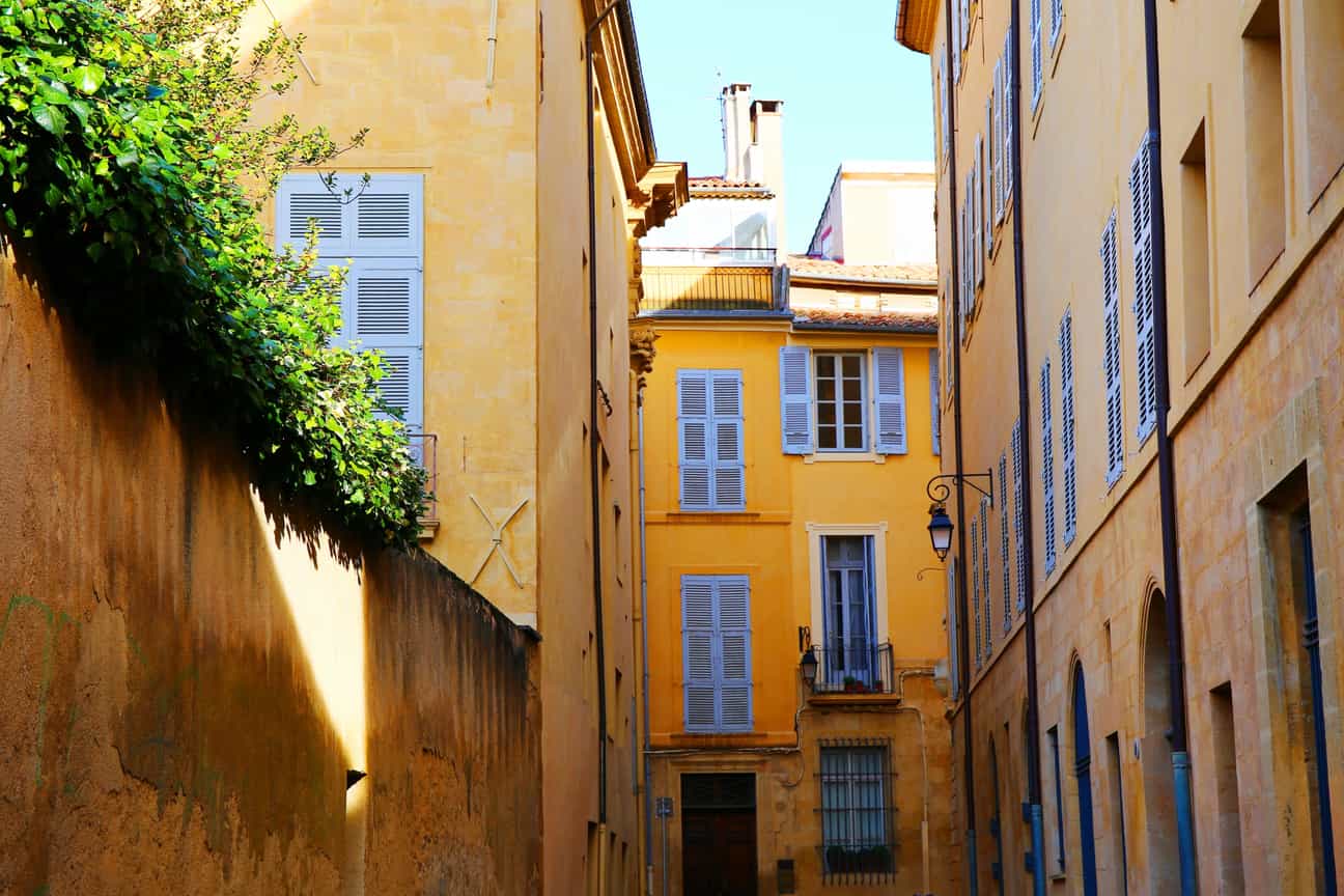 Nach oben fotografierte Fassaden in Aix-en-Provence mit typischer provenzalischer Architektur